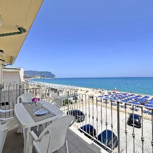 804 - Posizione unica! Bilocale fronte mare in centro a Marcelli con posto auto privato - SPIAGGIA INCLUSA