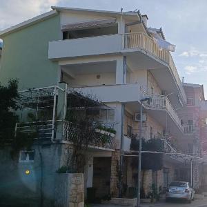 Apartments with WiFi Makarska - 19995