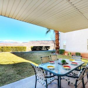 704 Main level 3 bd Unit in Las Palmas Shared Pool and Hot Tub Great Clubhouse Amenities