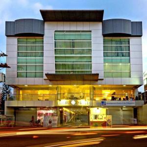 Holiday Suites Business District - Formerly Empire Suites Hotel