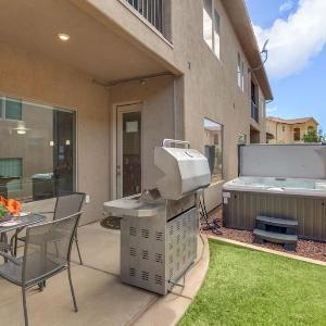Zion Village Resort 415 Private Hot Tub Ping Pong Table and Community Pool access