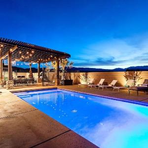 Paradise Village 107 Private Pool Hot Tub Pickle-ball Basketball Futsal Court and Game Room