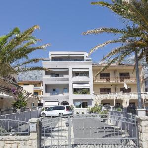 Apartments by the sea Makarska - 20587