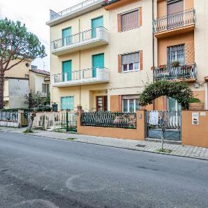 GuestHost - Viareggio Roomy Apartment with Balconies
