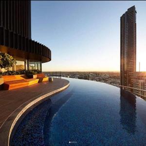 Executively Inspired - 2 Bed 2 Bath Apt on Queen St with Carpark Fast WiFi Rooftop Pool and Sleeps 5