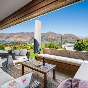 Lake Vista Retreat - Wanaka Holiday Home