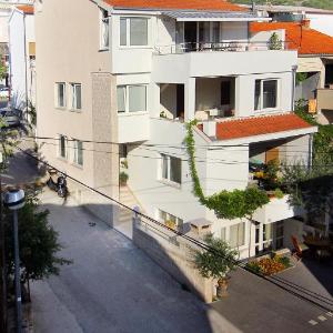 Apartments with parking space Makarska - 20700