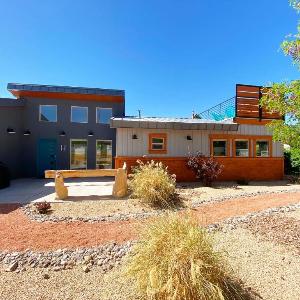 Timber & Tin H 2Bed 2Bath w Pool & Rooftop Deck