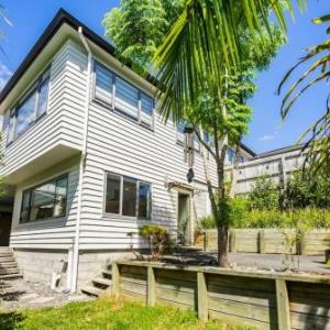 Forest View Apartment with Parking and Garden