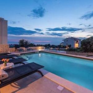 Dino modern & luxury ap. with a pool for 6