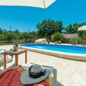 Three-Bedroom Apartment Dubrava with an Outdoor Swimming Pool 09