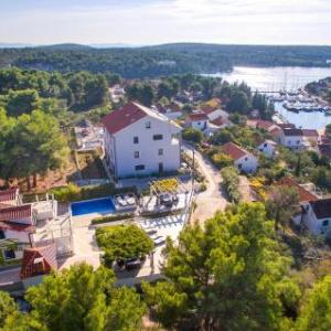 Six-Bedroom Holiday home Milna with Sea View 04