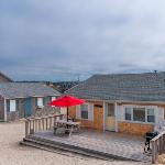 Bright Oceanfront Cottage—Deck Beach Access East Sandwich