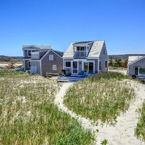 Cape Cod Oceanfront Retreat-Bay Creek Views