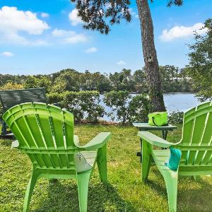 Poppys Pond: Pondfront Cape Home with A/C Wifi