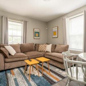 Luxury 1 bed APT near Five Point. Pets welcome!