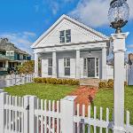 Walk to Beach from Historic Pineapple House