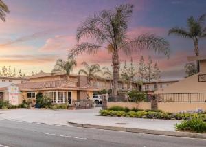 Anaheim Islander Inn and suites near Park and Convention center hotel near Anaheim Convention Center
