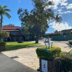 Hotels near Sirromet Wines - McNevins Logan Park Motel