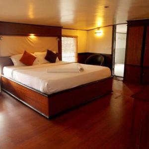 Kalappura Houseboats & Tours