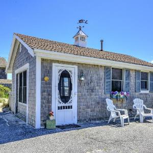 Cozy Cape Guest Cottage—Steps to Oceanfront Bay