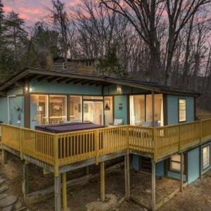 Lazy Lake 3BR Cabin w/ Mtn Views + Hot Tub +Wi-Fi