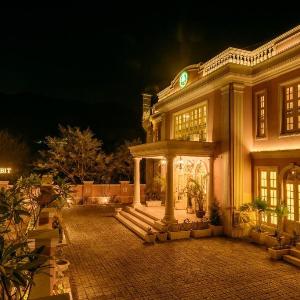 HOTEL WHITE RABBIT