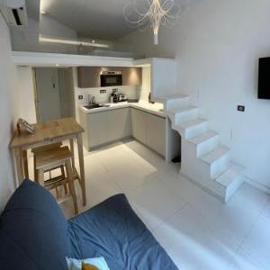 Studio à louer au cœur du Carré d or à Nice rue Dalpozzo à 150 mètres des plages