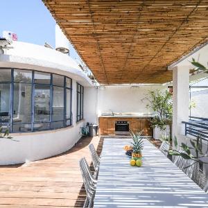 Spacious 3BR Penthouse w Rooftop 7 min from Beach