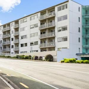Hideaway Apartment with pool and free parking