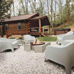 Lake View Cozy Cabin Hocking Hills with Pond and Hot Tub