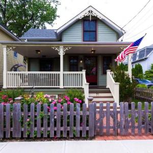 3BR Beautiful Remodeled Victorian w/ Beach Locker
