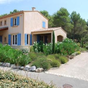 Modern Villa in Saumane-de-Vaucluse with Swimming Pool