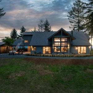 Escape to Wine Country Luxurious Getaway Awaits