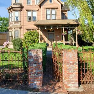 Adams Pragge House - Victorian Bed & Breakfast