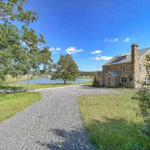 Stunning modern farmhouse with Lake Access and Free Golf
