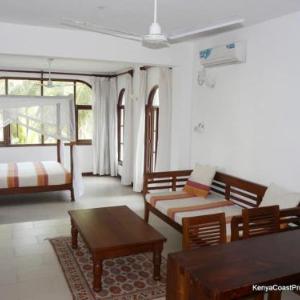 Apartment pool beach access nearby C221