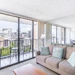 Deluxe Ocean and City View Waikiki Banyan Condo Free Parking & Wi-Fi