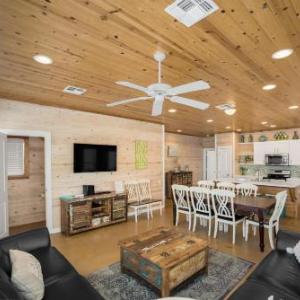 My Island Time Cottage- In town and overlooking the pool!