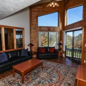 Seven Springs Stoneridge 3 Bedroom & Loft Standard Condo walking distance to slopes! condo