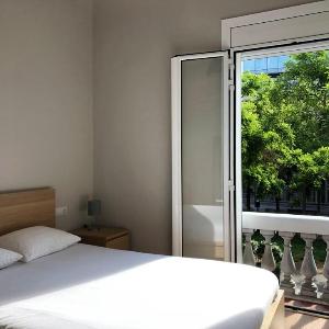Sunny 2 bedroom Pl. Espanya-Sants. Just renovated.