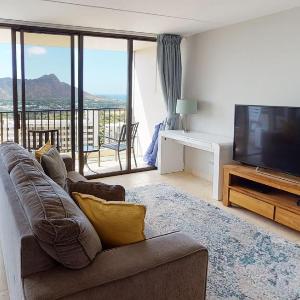 Sleek & Modern 32nd Floor Condo at the Waikiki Banyan - Free parking!