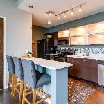 Smart Stylish Music City Condo - Concierge Restaurants Gym Rooftop Patio Parking