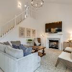 Beautiful Sleek and Modern 4 bdr Home Away from Home!