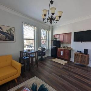 Unique 1 BR 1BA Stay in Downtown - 204