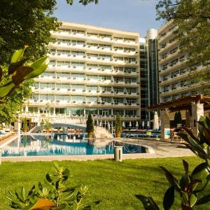 Grand Hotel Nirvana - All Inclusive & Free Beach Access