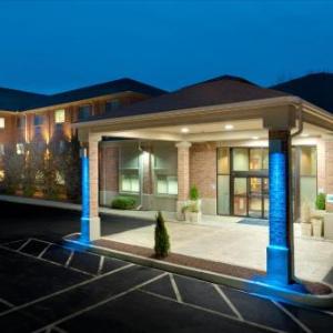 hotels near twin river casino with shuttle