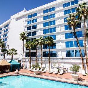 Hotels near Terry Fator Theatre - Royal Resort