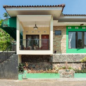 Urbanview Resort Syariah Khansa Cisarua Puncak by RedDoorz
