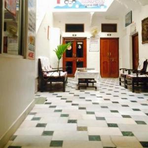 Hotel White House - A Family Homestay